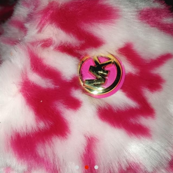 MK Slippers - Picture 2 of 3